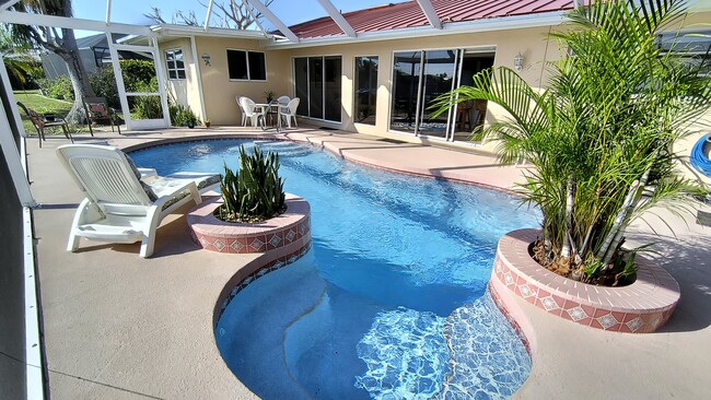 Building Photo - 910 Juno Dr