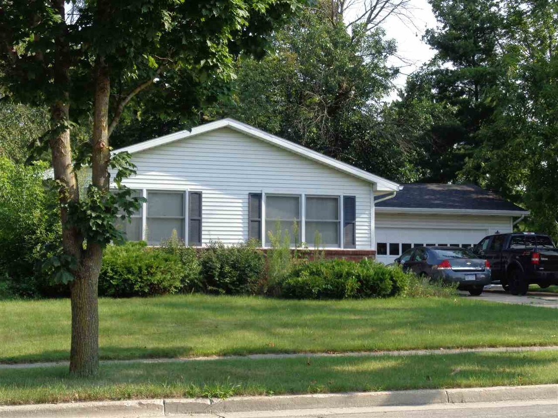 104 W Chapel Ln, Midland, MI 48640 House Rental in Midland, MI