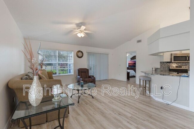 Foto del edificio - 615 Juniper Way