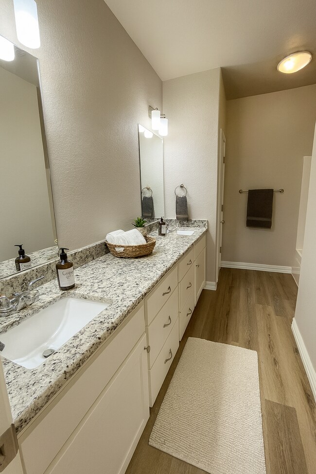 Foto del edificio - Modern Home in a quiet community near the bypass