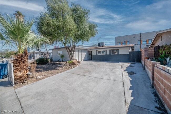 Building Photo - 2825 Kings Way