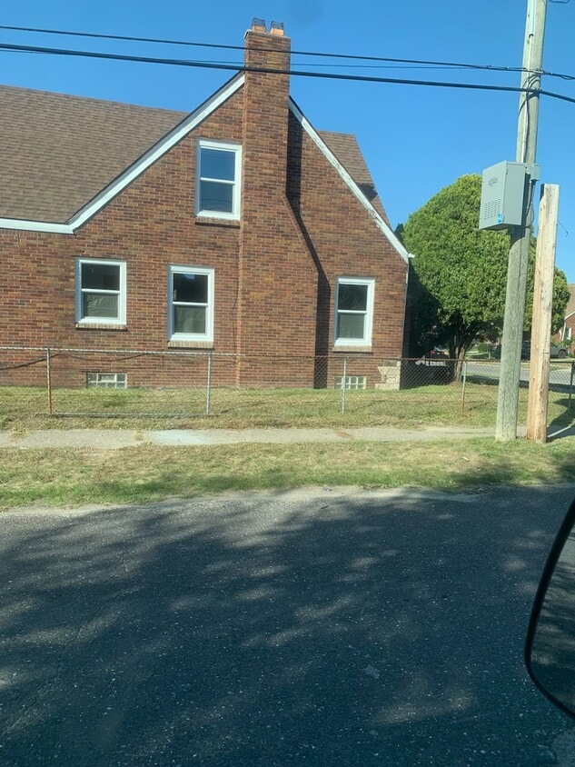 Building Photo - 16803 Mendota St