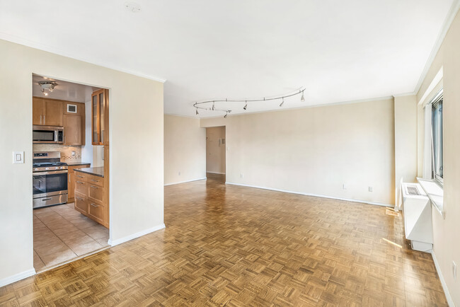 Building Photo - 100 W 89th St