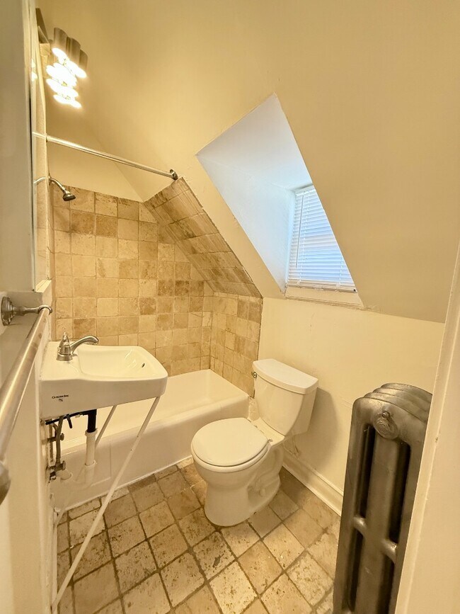 Foto del edificio - Unique Top floor Studio Apartment in Eclectic Capitol Hill House! Available Now!