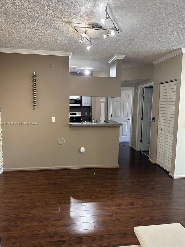 Foto del edificio - 17145 N Bay Rd