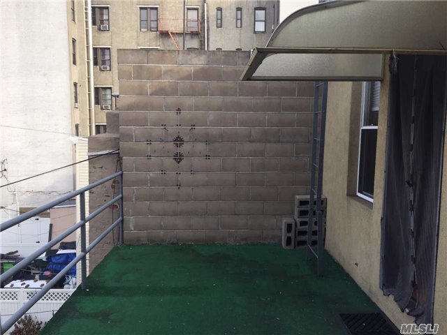 Foto del edificio - 665 Metropolitan Ave