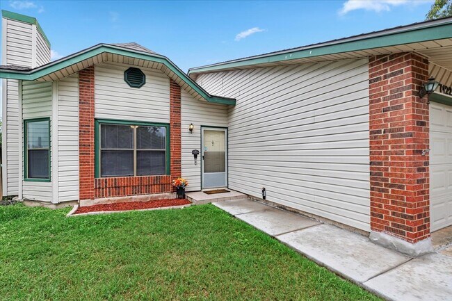 Building Photo - Come check out this 3 bedroom, 2 bath home!