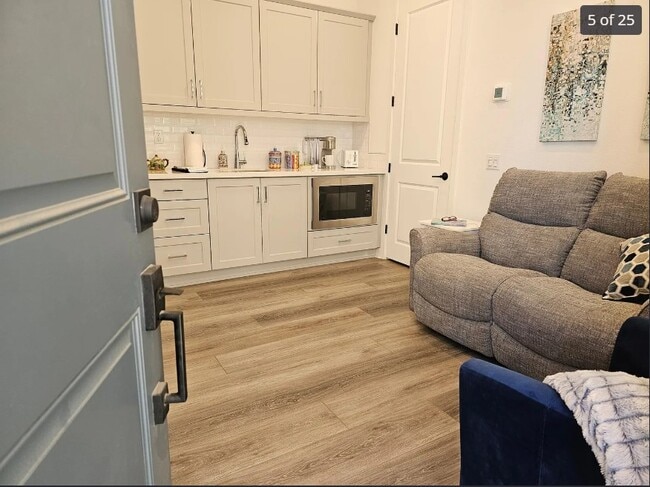 Building Photo - 607 Middlebrook Rd