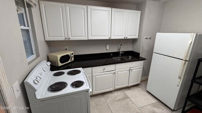 Foto del edificio - 1245 W 30th St