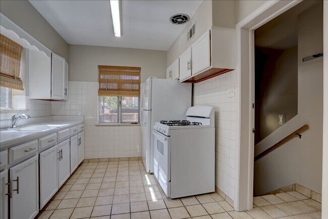 Foto del edificio - Spacious Sunnyside Bungalow, Finished Base...