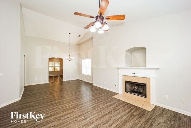 Foto del edificio - 207 Fairgrove Ln