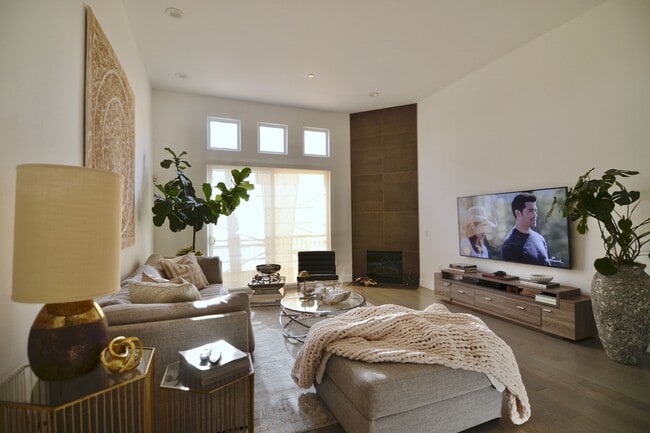 Foto del edificio - 5703 Laurel Canyon Blvd