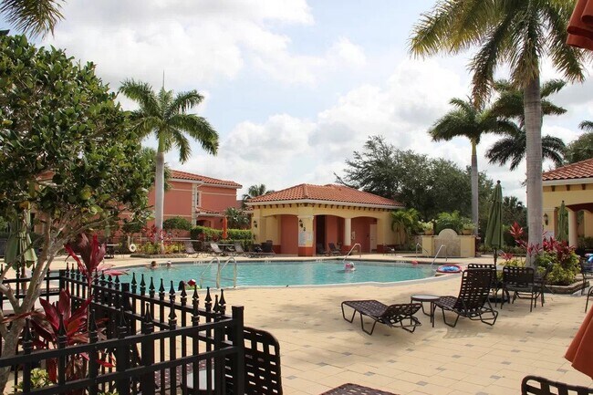 Piscina principal - 20241 Estero Gardens Cir