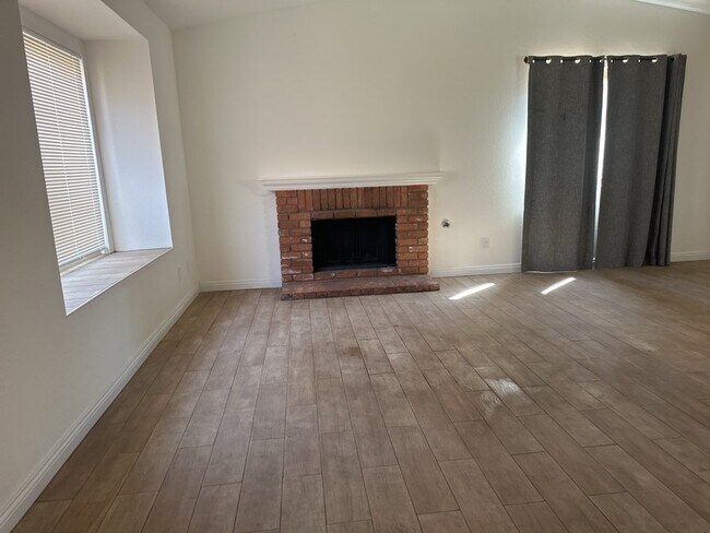 Building Photo - 2 Bedroom 1 Bath Home at the End of a Culd...