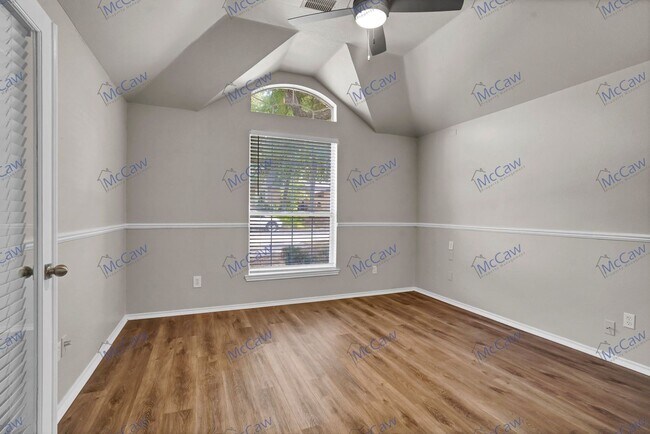 Building Photo - **Move-In Special** Lovely 4/2.5 on Golf C...