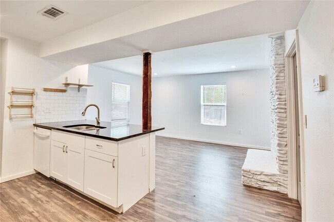 Building Photo - 7305 Grand Canyon Dr