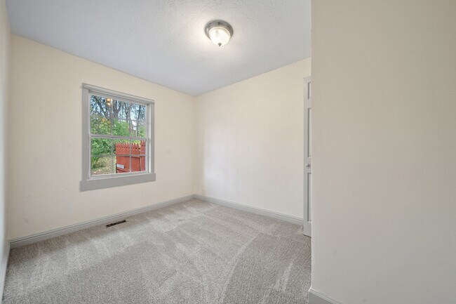 Foto del edificio - 150 Lawton Rd