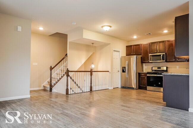 Building Photo - ute 3BR 2.5BA Northgate Townhome for lease