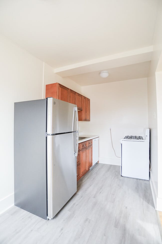 Building Photo - 1100 W Roscoe St