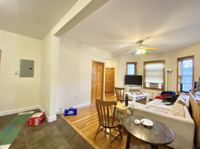 Building Photo - Huge, Renovated Cleveland Circle 5 Bed/2 B...
