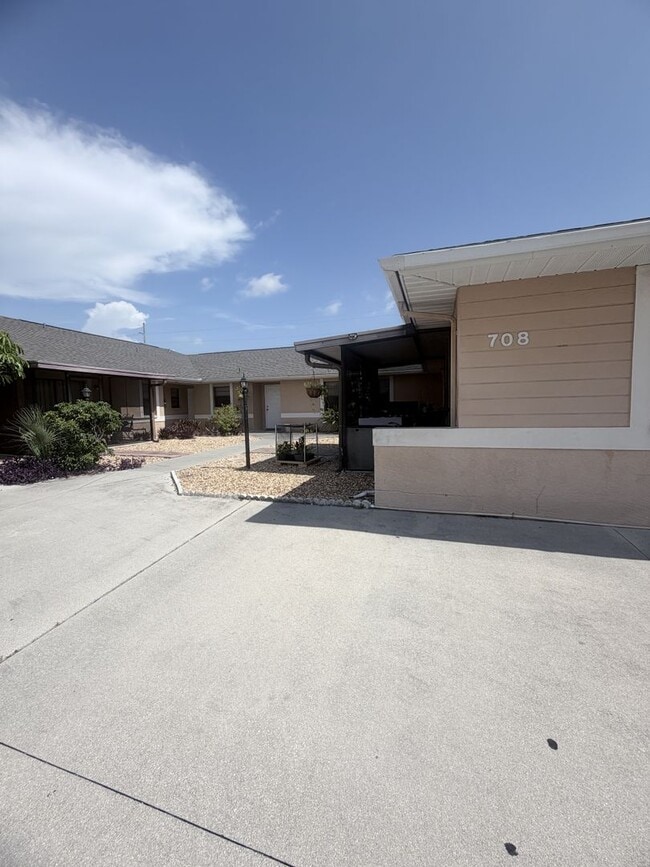 Building Photo - 708 SE 47th St