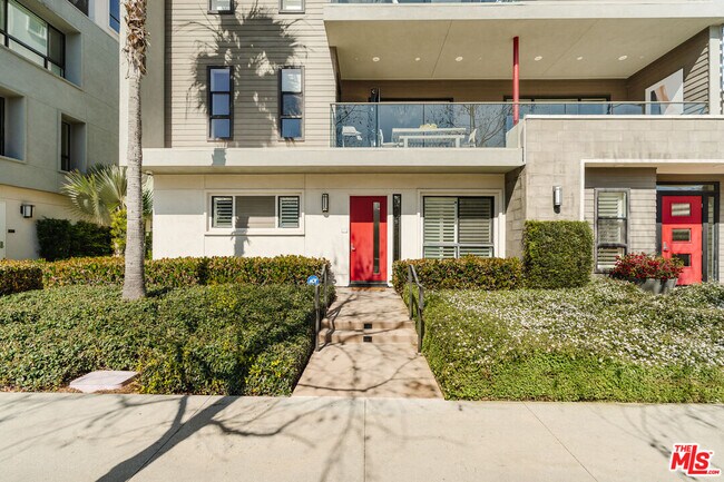 Foto del edificio - 12765 Bluff Creek Dr