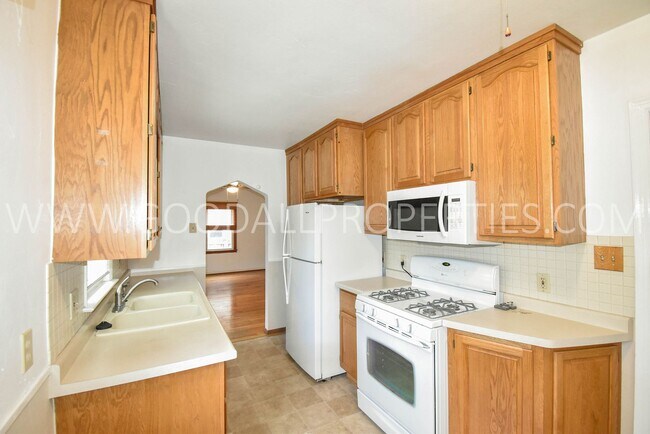 Building Photo - $1000 Off 1St Months Rent 3 Bedroom Home w...