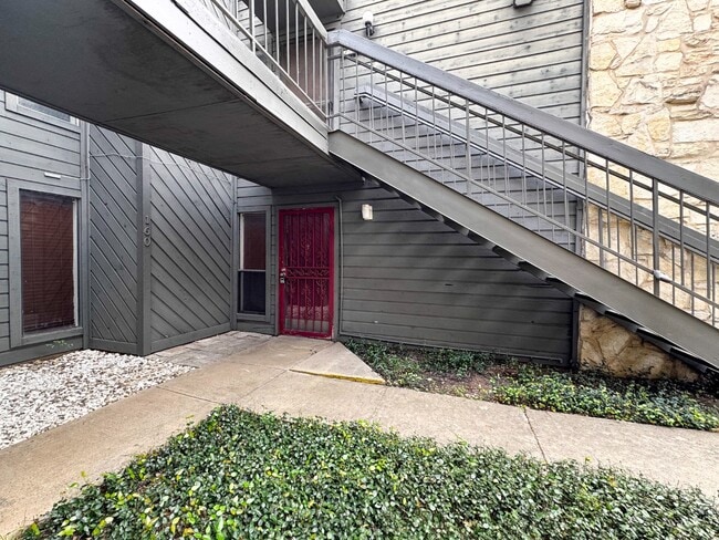 Building Photo - Spacious 1 Bedroom 1 Bathroom Condo in NE San Antonio! Available NOW!