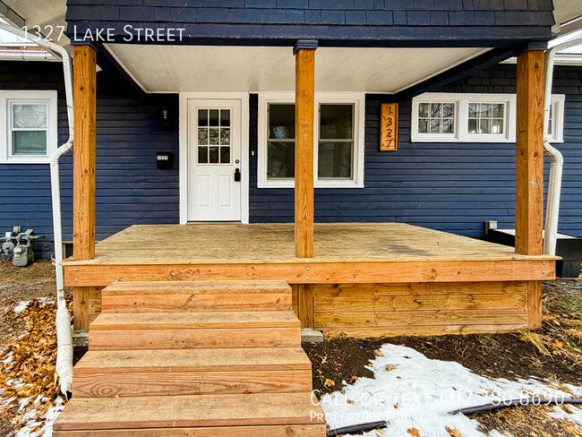 Building Photo - 1327 Lake St