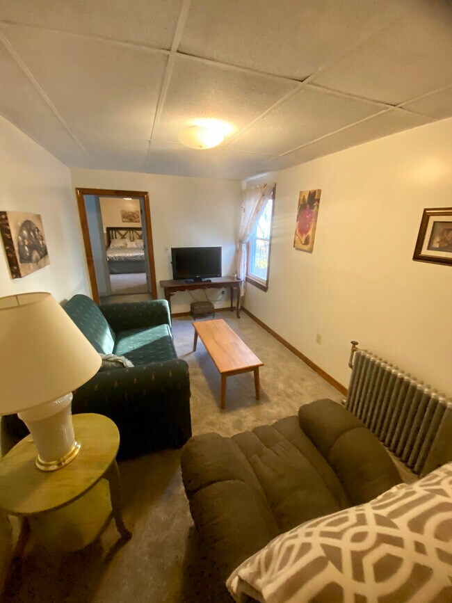 Esta habitación ahora sirve como dormitorio número 2, actualmente sin amueblar. - 154 College St