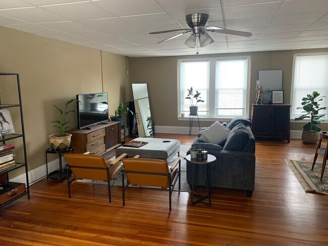 Building Photo - Studio Apartment in the Heart of Northampton