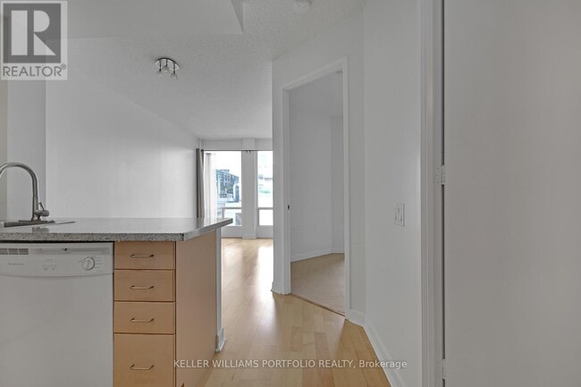 Building Photo - 85 Bloor St E