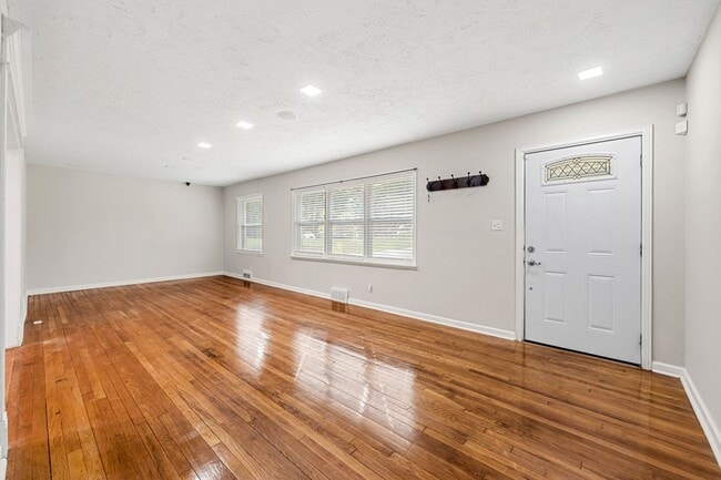 Building Photo - 2229 Beecher Cir SW