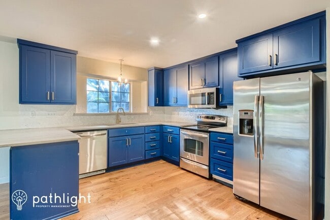 Building Photo - 998 Little Den Dr