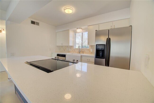 Building Photo - 1304 Mariposa Dr