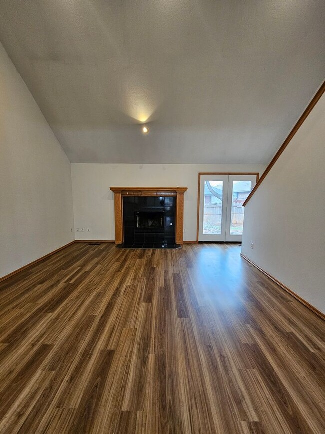 Building Photo - (3) Bed/(2) Bath in NE Norman Avail NOW! F...