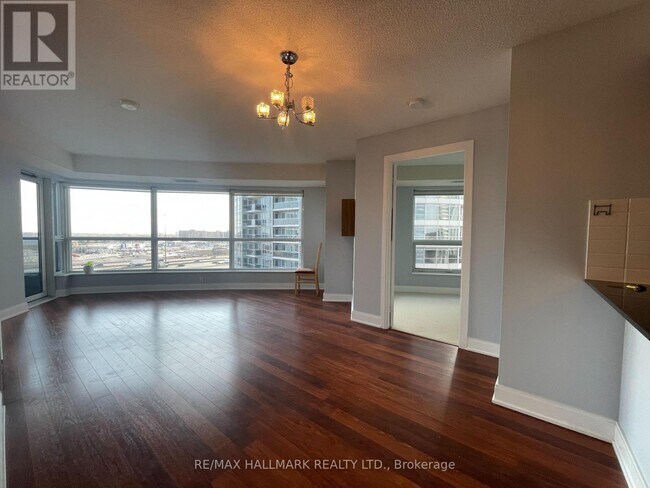 Photo du bâtiment - 135 Village Green Square