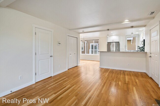 Building Photo - 3 br, 2.5 bath House - 4504 NE 55th St #A,...