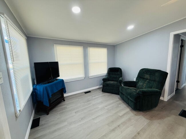 Foto del edificio - 2 bedroom 2 bath fully remodeled mobile home for rent in 55+ community in south Tampa