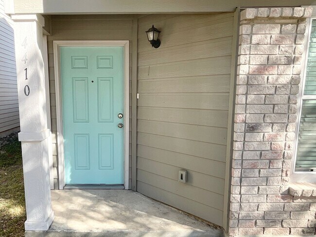 Foto del edificio - Outstanding 3 bedroom/2.5 bath home in established neighborhood just minutes from Lackland AFB an...