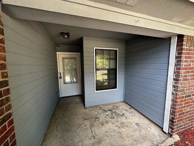 Foto del edificio - "Charming 3-Bedroom Haven with 2 Full Baths in Everman, TX - 1398 Sq Ft of Comfort!"