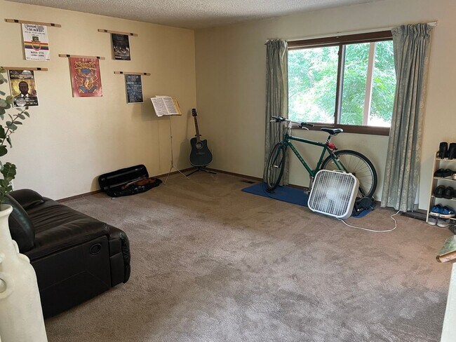 Building Photo - Recently Updated 4 Bed 2 Bath House in For...