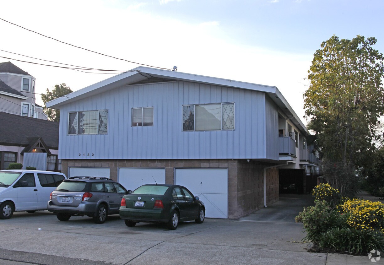 Primary Photo - 2132 Clinton Ave