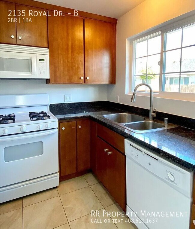Building Photo - 2135 Royal Dr