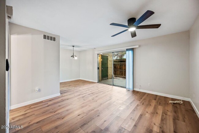 Foto del edificio - 5911 W Golden Ln