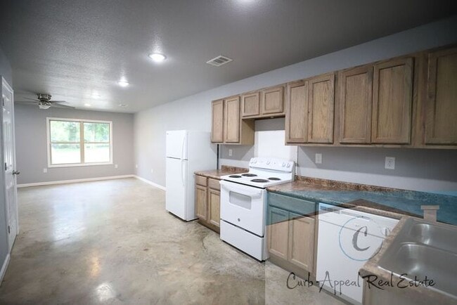 Building Photo - 2-bedroom, 2 bath apartment recently built...