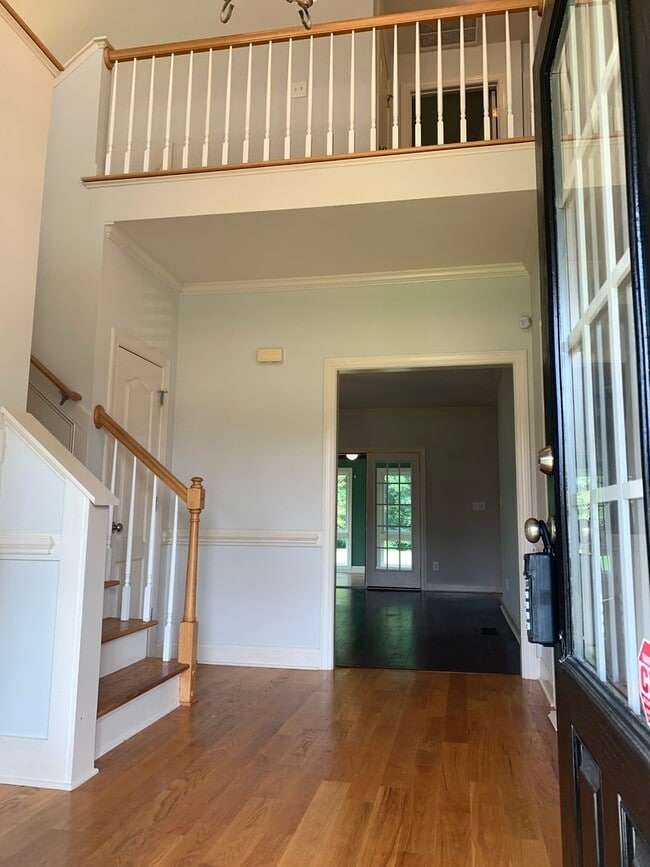 Building Photo - Expansive Residence, Main Level Primary Be...