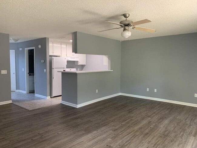 Building Photo - 104 Commons Dr