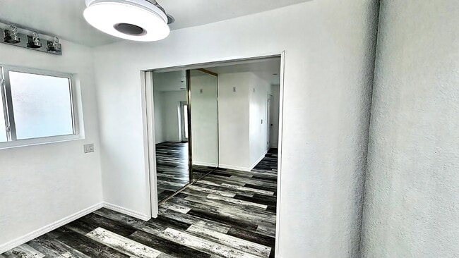 Building Photo - 546 SE 5th Ave