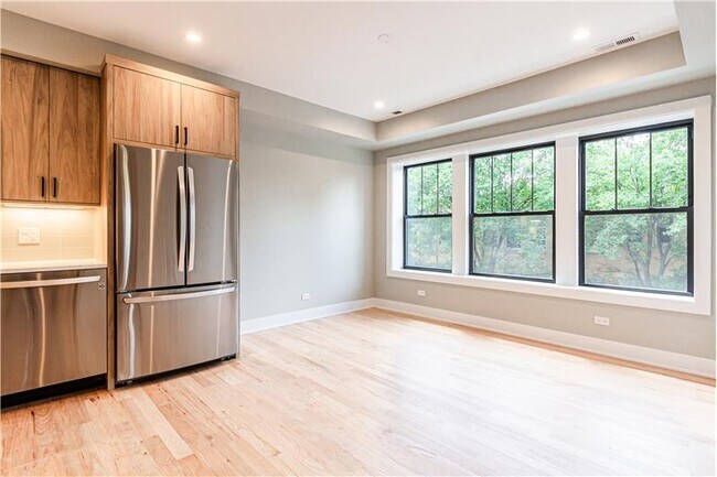 Foto del edificio - 2457 W Logan Blvd